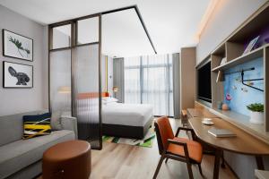 Postel nebo postele na pokoji v ubytování Home2 Suite by Hilton Shenzhen Bao'an