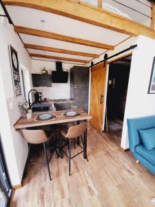 Kuchyň nebo kuchyňský kout v ubytování Cozy Tiny House plus SPA - à Pereille d'en Haut