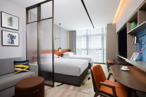 una camera d'albergo con due letti e un tavolo di Home2 Suite by Hilton Shenzhen Bao'an a Bao'an