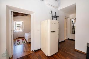 Cette chambre comprend un réfrigérateur blanc. dans l'établissement Domus in Lauro, à Rome