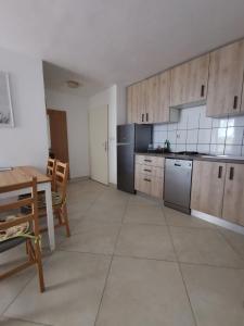 Kuchyň nebo kuchyňský kout v ubytování Apartments Silver