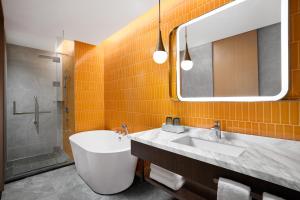 Koupelna v ubytování Home2 Suite by Hilton Shenzhen Bao'an + 18 fotografií