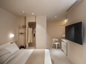 TV a/nebo společenská místnost v ubytování Lore Hotel