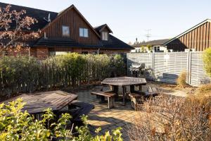 Haka House Wanaka外面的花园