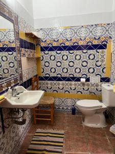 Et badeværelse på Casa Aziza , le charme andalou + 23 billeder