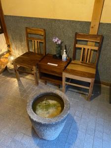 uma sala com duas cadeiras, uma mesa e uma tigela em Atagoya em Takayama mais 76 fotografias
