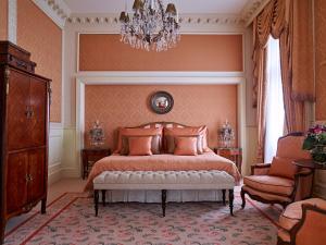 Una cama o camas en una habitación de Grand Hotel Wien