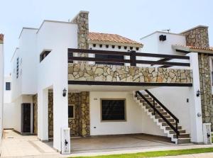 ein weißes Haus mit einer Seitentreppe in der Unterkunft Casa Moderna Frente Alberca 3 min de la Playa Azul Pacifico in Mazatlán
