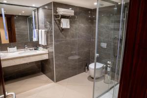 Koupelna v ubytování Grand Aras Hotel & Suites + 37 fotografií