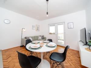 TV a/nebo společenská místnost v ubytování Laganini apartman Rab
