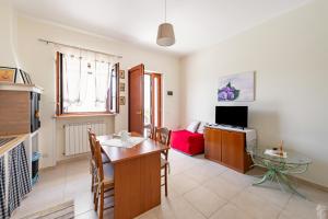 een woonkamer met een tafel en een eetkamer bij Villa Rosa by Rentbeat in Montalbano