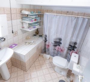 A bathroom at Shades of Blue Még 32 kép
