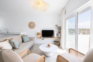 Μια τηλεόραση ή/και κέντρο ψυχαγωγίας στο Atalaya House Private Pool Orange by AORA STAY
