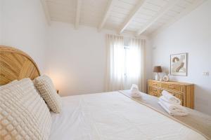 Ένα ή περισσότερα κρεβάτια σε δωμάτιο στο Atalaya House Private Pool Orange by AORA STAY +26 φωτογραφίες