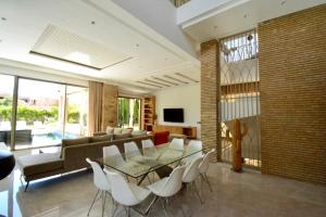 TV a/nebo společenská místnost v ubytování Villa MAÙRA Marrakech