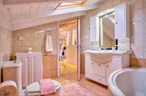 Ванная комната в Christos Corfu Premium Suites