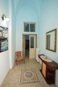 een woonkamer met een tafel en een stoel bij Casa Orchidea in Tricase