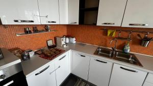 Kuchyň nebo kuchyňský kout v ubytování Hope Apartment