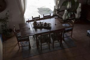 a wooden dining room table with chairs and a window at Villa Rural Gloria´s in Haría