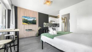 Postel nebo postele na pokoji v ubytování Homey Garden - Parking Gratuit, Balcon, Proche Tram, Netflix