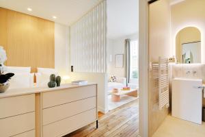 Un baño con lavabo e inodoro en una habitación. en Lovely Studio, en Boulogne-Billancourt 7 fotos más