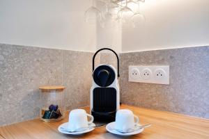 Un hierro negro sobre una mesa en Lovely Studio, en Boulogne-Billancourt