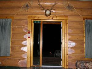 Habitación con puerta en una cabaña de madera en Yoho Chalets, en Golden