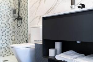 a bathroom with a white toilet and a shower at El Cañon Apartamento in El Espín