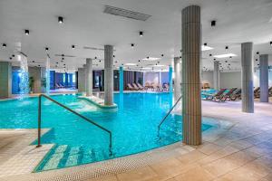 Bazén v ubytovaní Ambient Hotel & Thermal Spa alebo v jeho blízkosti