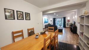 una sala da pranzo e un soggiorno con un tavolo in legno di Nextdoor Kathmandu a Kathmandu