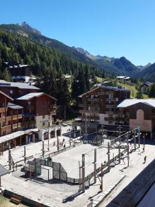 モダーヌにあるbesoin de liberté, vous êtes au bon endroitの木の集合