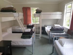 Postel nebo postele na pokoji v ubytování LKNZ Lodge & Cafe
