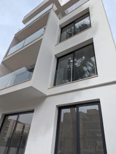una fachada de un edificio blanco con ventanas en Appartement7, en Llucmajor 4 fotos más