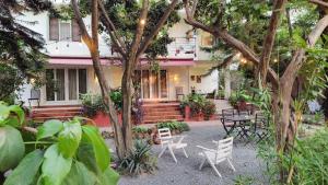 una casa con sedie e un tavolo di fronte ad essa di Nextdoor Kathmandu a Kathmandu
