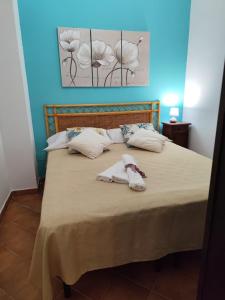 un letto con due asciugamani sopra di MarGio apartments a San Vito lo Capo