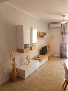 a living room with a tv and a table at SUN&BEACH Moncofar in Moncófar