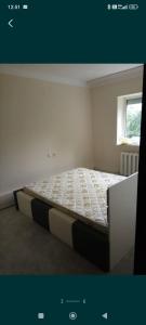 ein Schlafzimmer mit einem Bett in einem Zimmer mit einem Fenster in der Unterkunft Apartment Neversea 2 in Constanţa