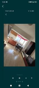 mit Blick auf ein Wohnzimmer mit Tischen und Stühlen in der Unterkunft Apartment Neversea 2 in Constanţa