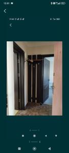 Zimmer mit einer Tür, die auf einen Flur führt in der Unterkunft Apartment Neversea 2 in Constanţa