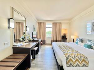 Phuket Merlin Hotel客房内的一张或多张床位