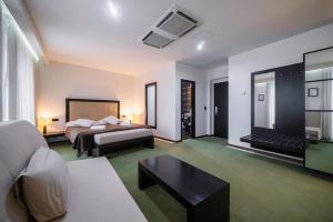 pokój hotelowy z łóżkiem i stolikiem kawowym w obiekcie Hotel Astory Plzeň w Pilznie