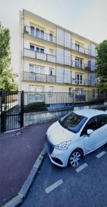 une voiture blanche garée devant un immeuble dans l'établissement Magnifique T1 bis à proximité de Paris, à Fontenay-aux-Roses