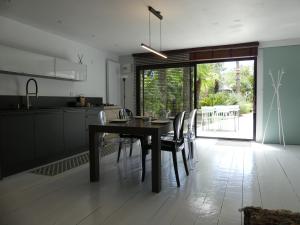 a kitchen and dining room with a table and chairs at Les palmes de Jade in Saint-Brevin-les-Pins +6 photos