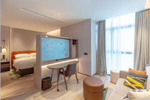 Letto o letti in una camera di Home2 Suite by Hilton Shenzhen Bao'an