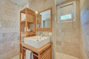 ein Badezimmer mit Waschbecken und Spiegel in der Unterkunft The Originals Boutique, Clair Hôtel, Martigues in Martigues + 55 Fotos