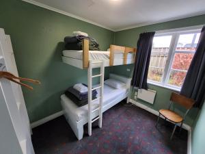 Postel nebo postele na pokoji v ubytování LKNZ Lodge & Cafe
