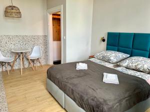 Łóżko lub łóżka w pokoju w obiekcie Apartamenty Wolności 18
