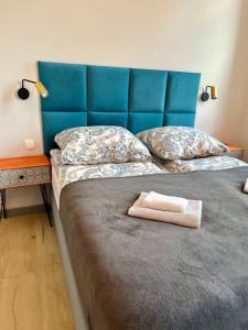 Łóżko lub łóżka w pokoju w obiekcie Apartamenty Wolności 18