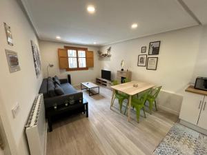 Televízia a/alebo spoločenská miestnosť v ubytovaní Apartamento con encanto en Casco Histórico de Burgos