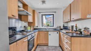 Η κουζίνα ή μικρή κουζίνα στο Modern Velvet Retreat- Stylish 3-Bed House with King Bed & Foosball in Birmingham City Centre +15 φωτογραφίες